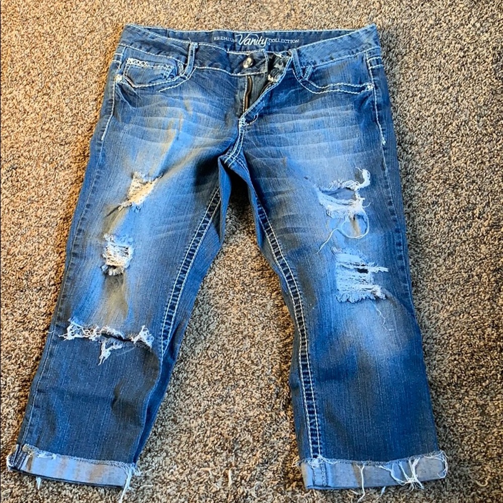 Gently used Vanity Dakota destroyed cropped jeans